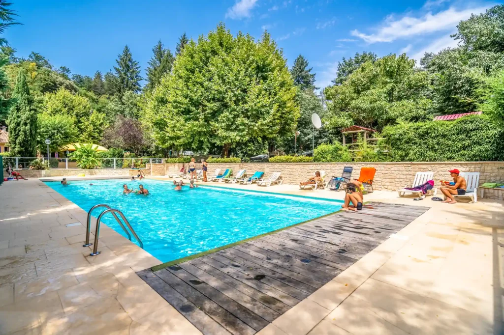 camping avec piscine près de la salle